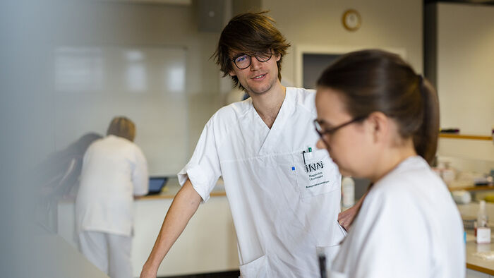 To bioingeniørstudenter på en lab. 