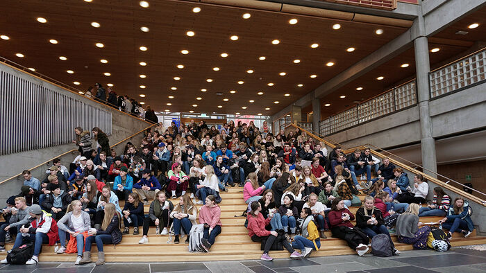 Studenter sittende i en trapp. 