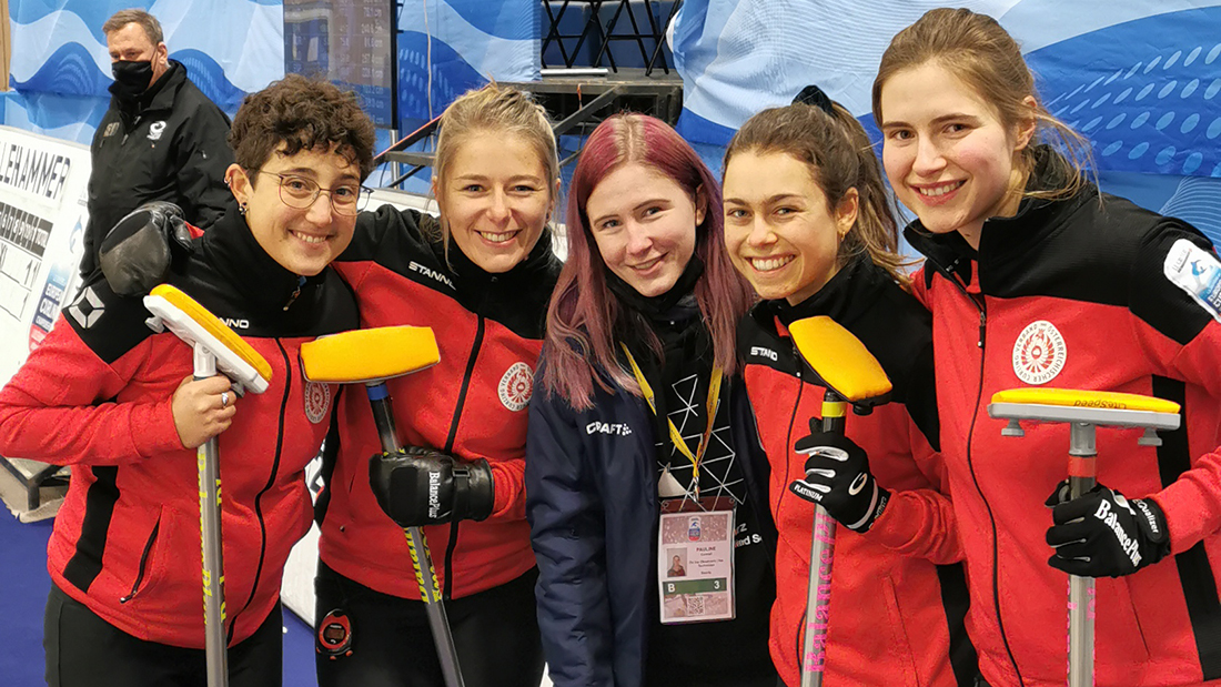 Pauline Conrad med curlingspillere. 