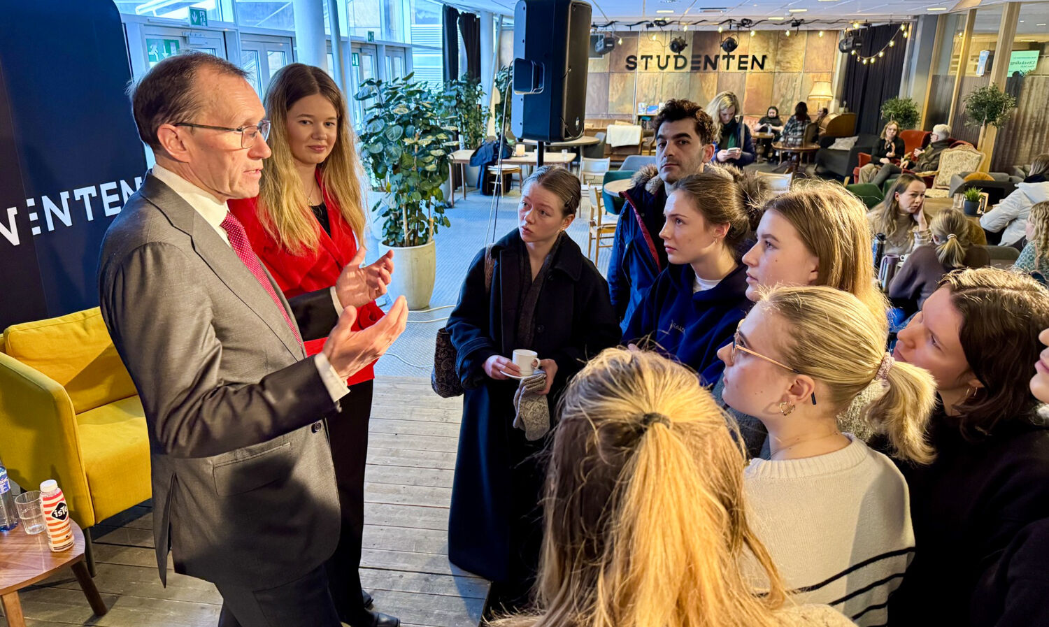Mange studenter flokket rundt Espen Barth Eide med spørsmål om midtøsten