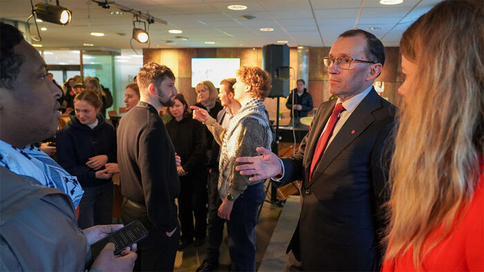Espen Barth Eide i samtale med en av mange studenter i kaffebaren på Universitetet i Innlandet Lillehammer