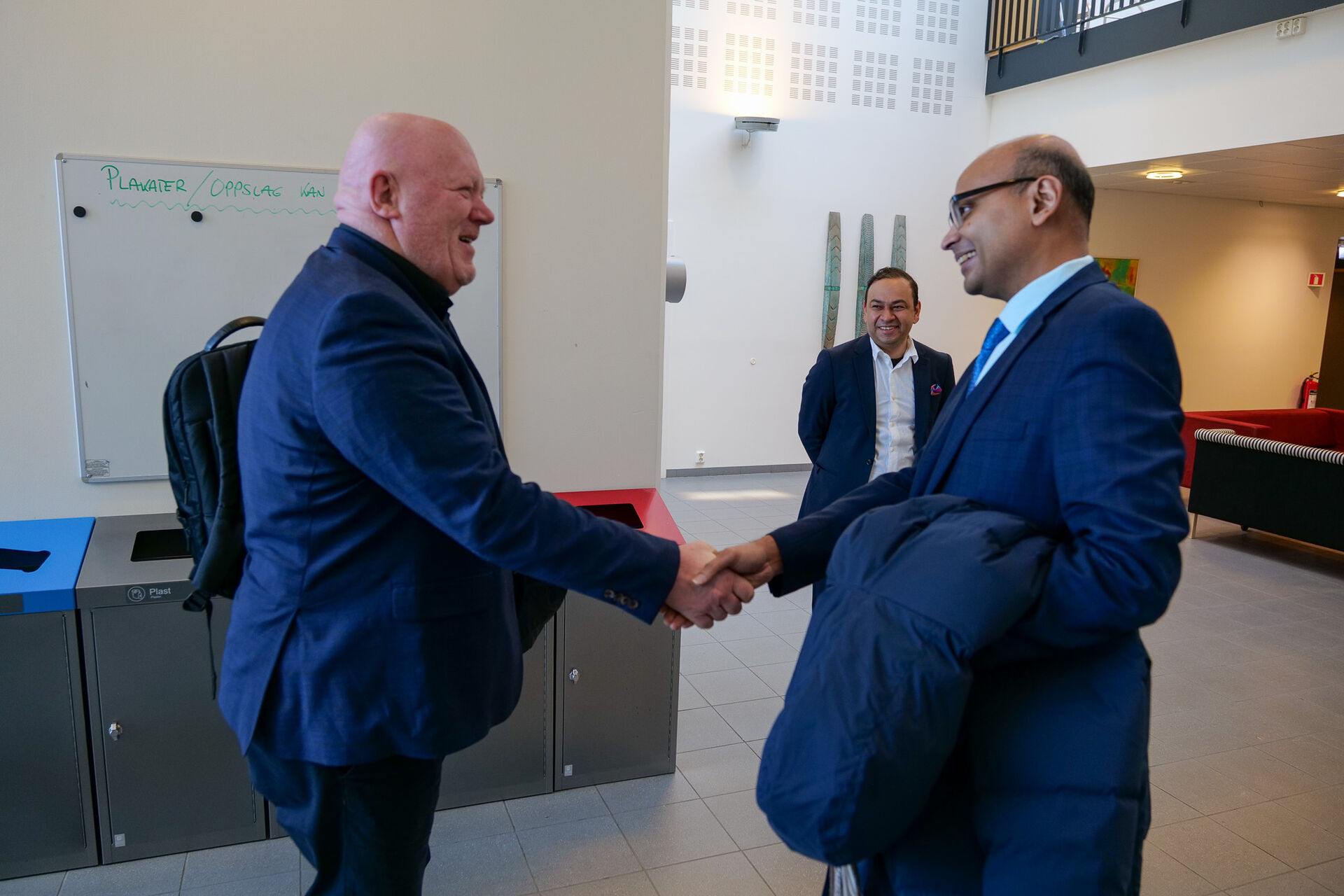 Rektor håndhilser på ambassadøren.