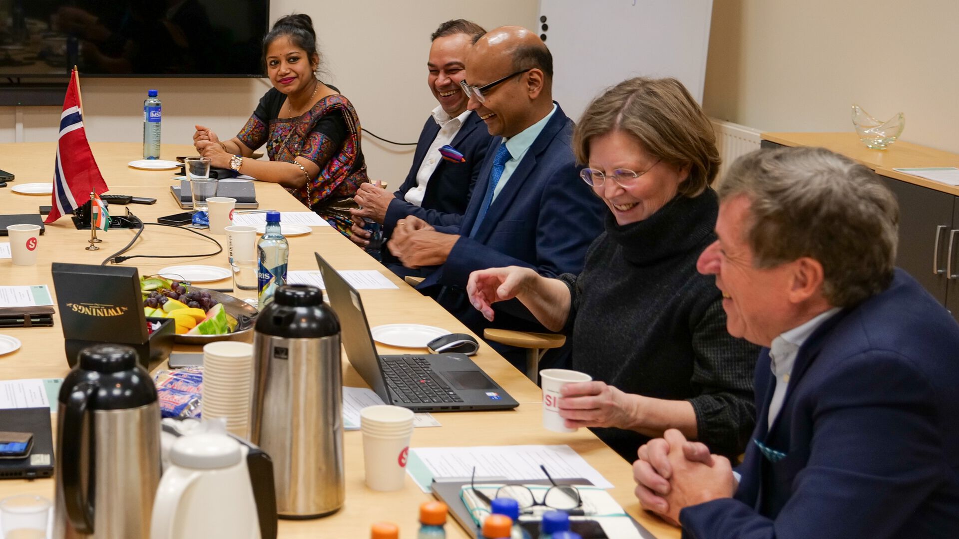 God stemning rundt bordet på Hamar. Fra venstre: Tanushree Datta fra ambassaden, professor Rafi Ahmad, ambassadør Acquiona Vimal, dekan Maria H. Willebrand og adm. dir. i Klosser Innovasjon, Frank Larsen. Foto: Espen Kristiansen/Høgskolen i Innlandet