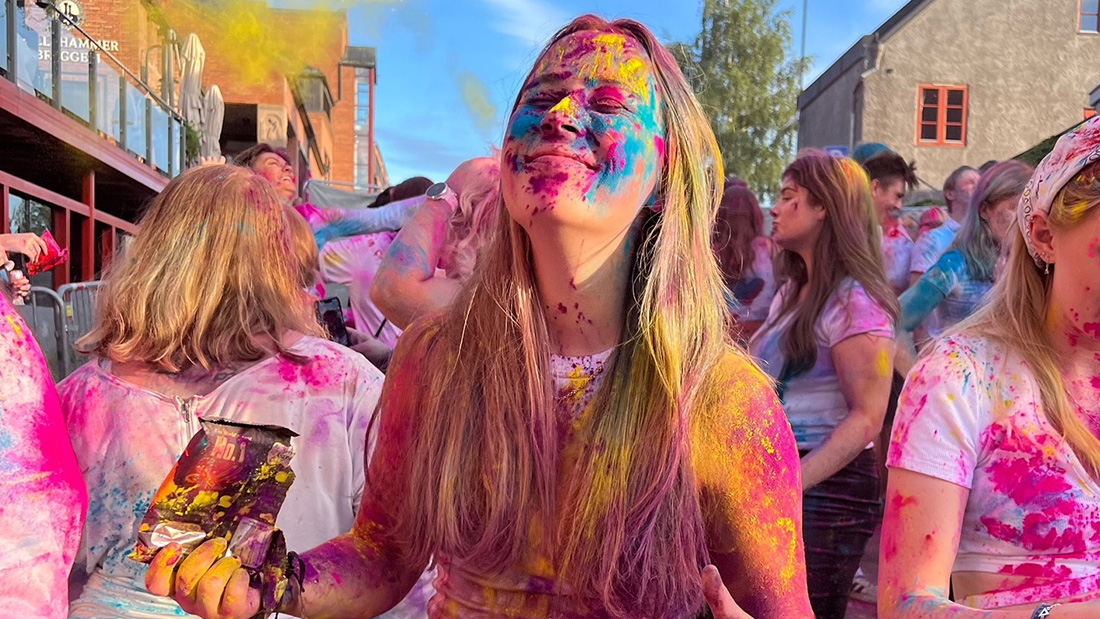 Kvinnelig student kledd i rosa under fadderuka. 