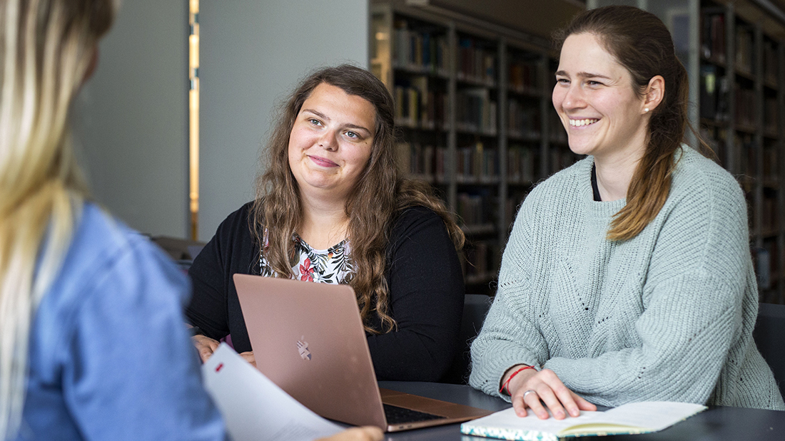 To smilende studenter. 