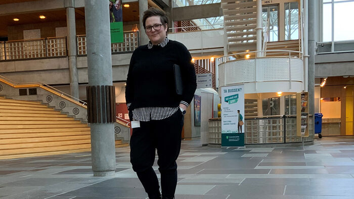 Kvinne nedenfor Hollywood-trappa på studiested Lillehammer. 