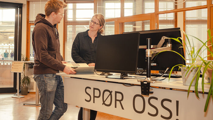To ansatte på biblioteket i dialog. 