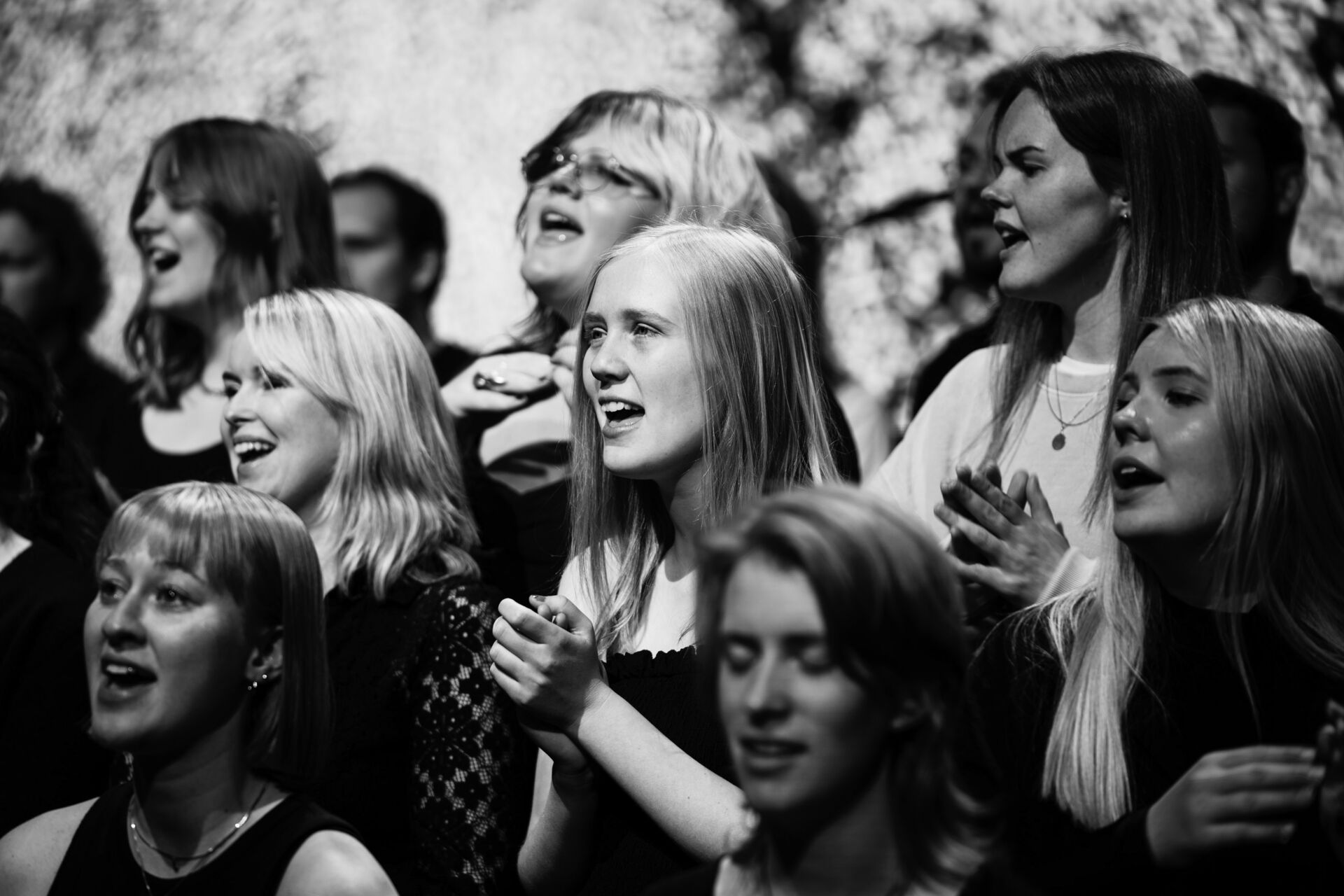 Ingunn midt i koret av medstudenter på scena.
