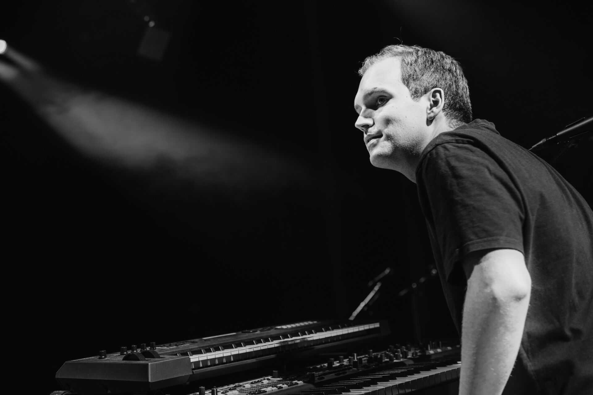 Johannes litt betenkt ved keyboardet, sett fra siden.
