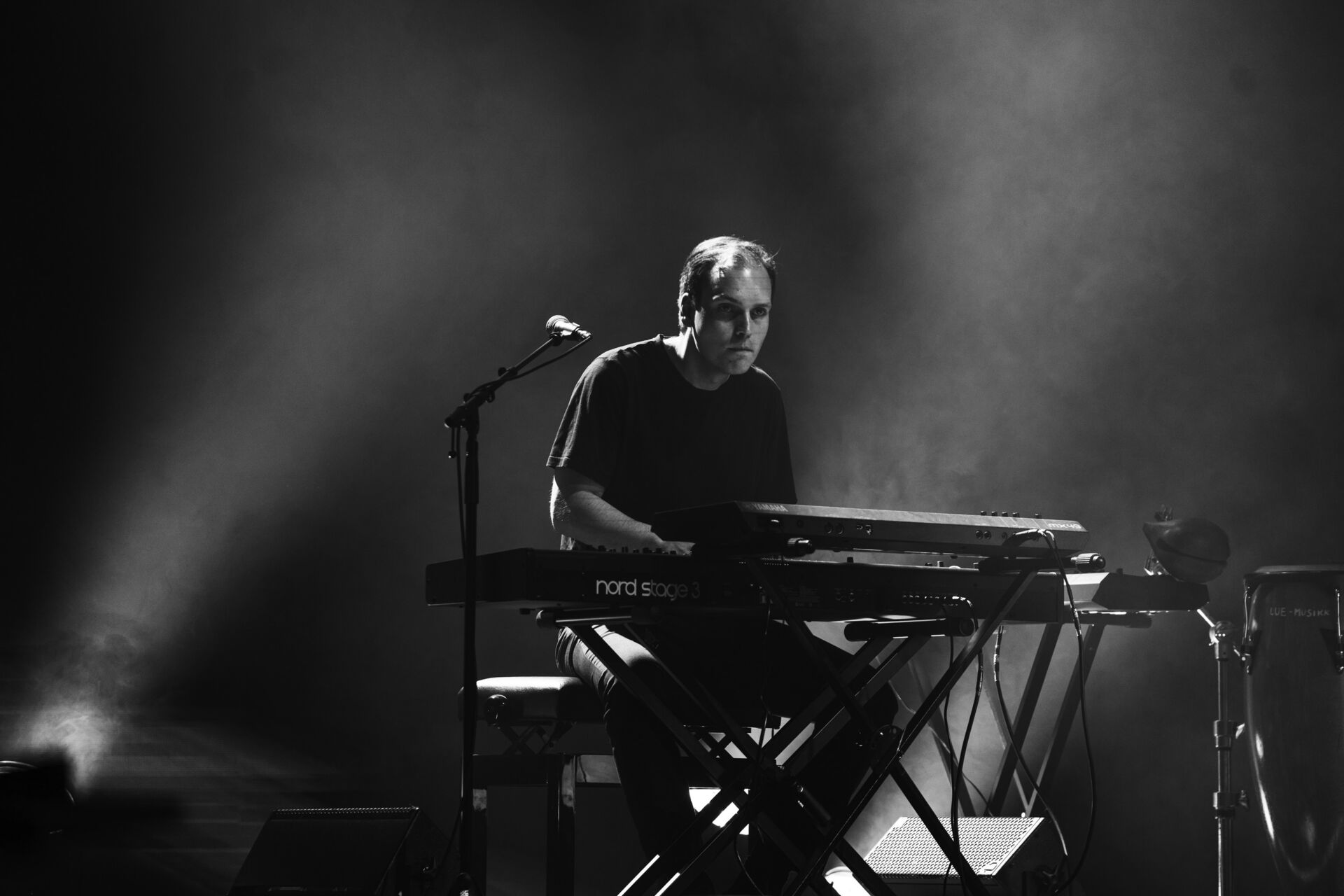 Johannes veldig konsentrert på scena.