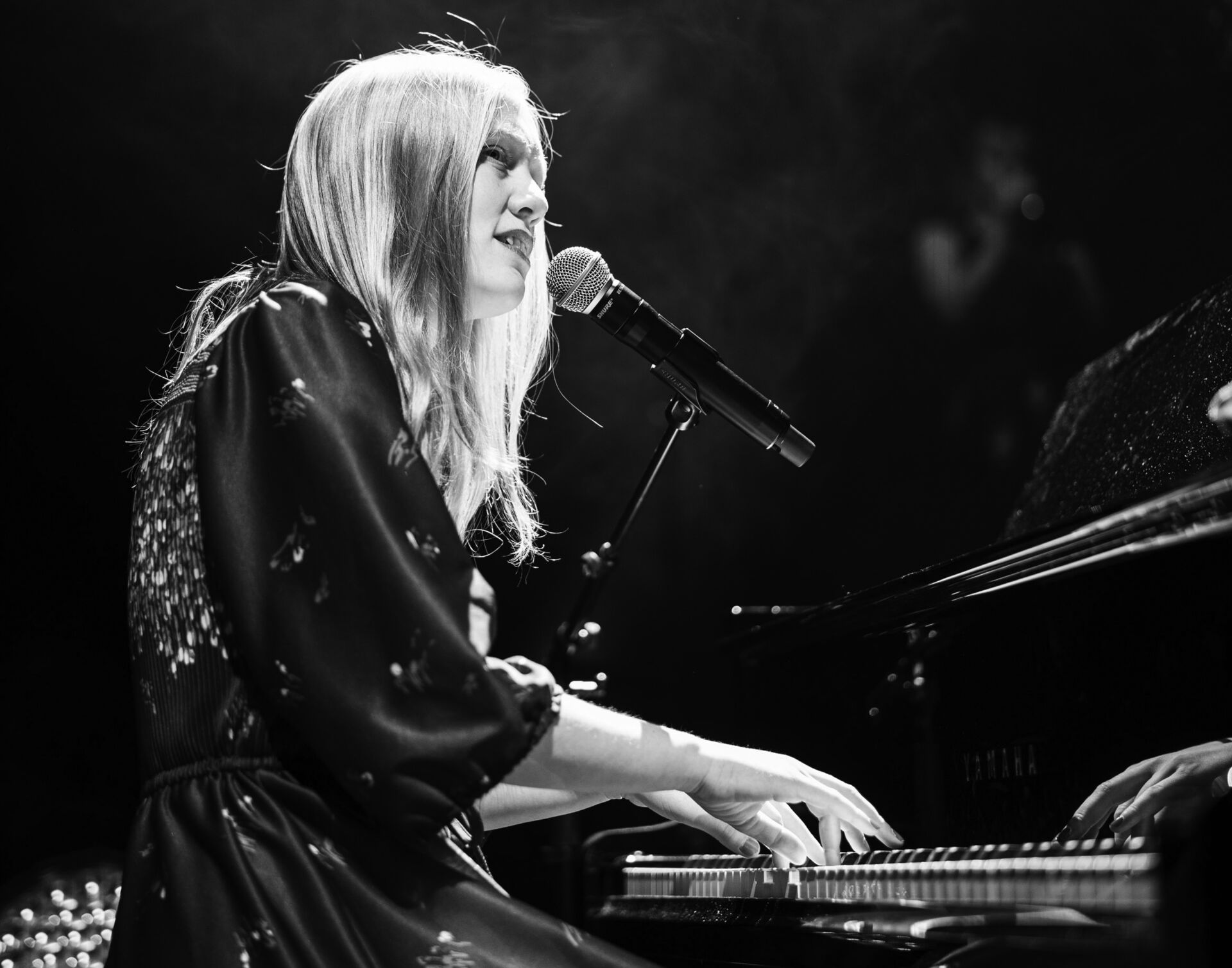 Ingunn sitter ved pianoet og spiller på konserten.