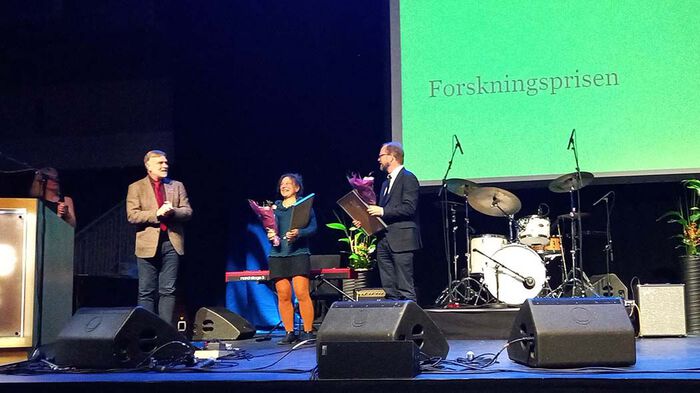 Forskergruppen LARGE ved forskergruppeleder Barbara Zimmermann og professor Bård Tronvoll mottok Forskningsprisen 2021 på HINNs årsfest.