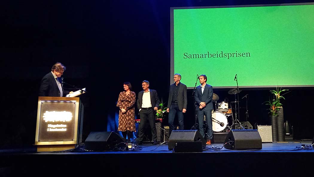 Samarbeidsprisen ble delt mellom to fagmiljøer. Prismotteakerne er fra venstre: Gunhild Wedum, Svein Bergum, Anders Linstad og Svein Erik Nordhagen. Prorektor samfunnskontakt Jens Uwe Korten delte ut prisen.