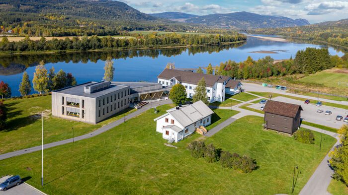 Dronefoto som viser høgskolens studiested på Evenstad fra lufta