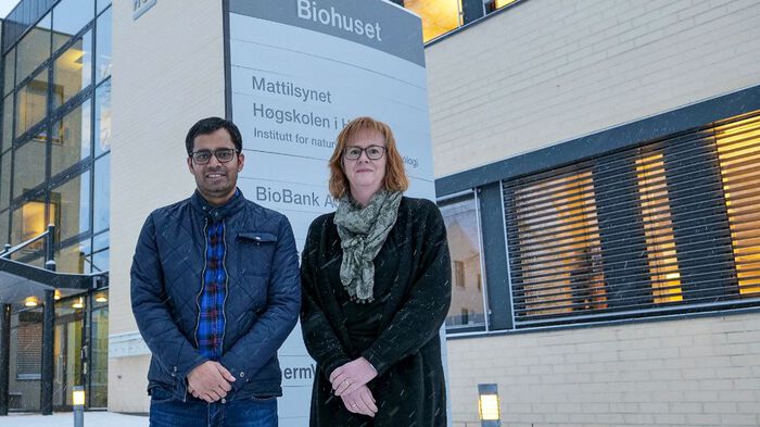 Bilde av Yusuf Kahn og Frøydis Myromslien utenfor Biohuset i hamar