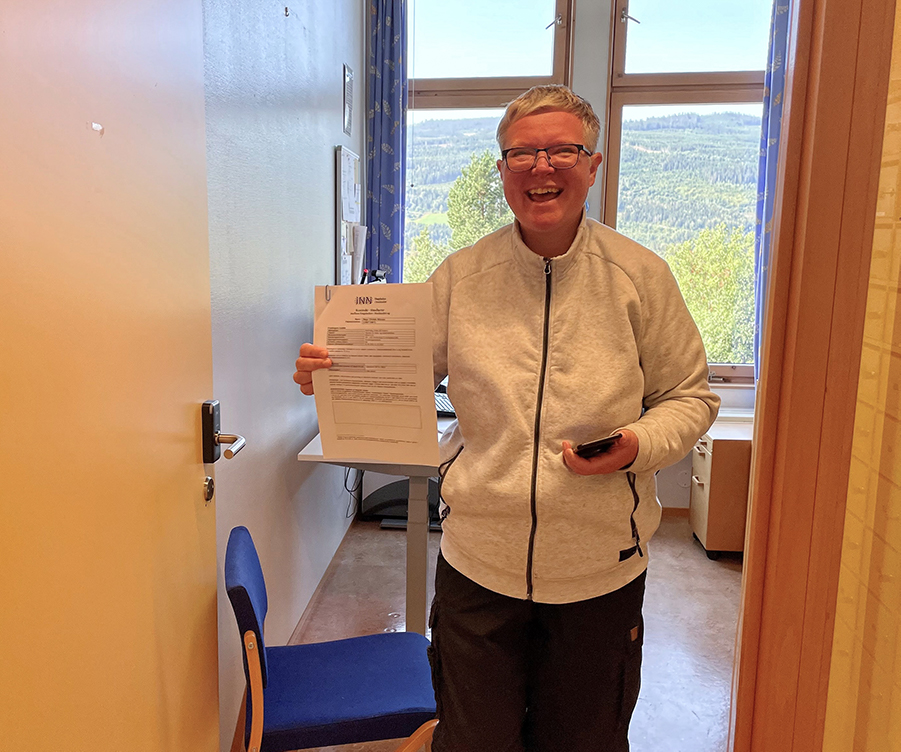 BLID: Hege Christin Nilsson var synlig fornøyd med å skrive under arbeidsavtale med Høgskolen i Innlandet (Foto: Ole Martin Ringlund)