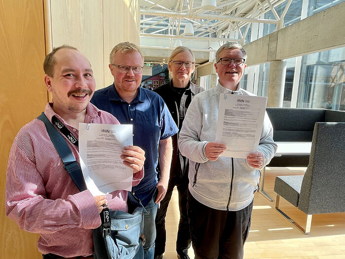 KONTRAKT: Da var Tom Remi Kongsmo og Hege Christin Nilsson formelt ansatt på høgskolen! Bak de to hovedpersonene står førsteamanuensis Frank Jarle Bruun (t.h) og instituttleder Erik Hagaseth Haug. (Foto: Ole Martin Ringlund)