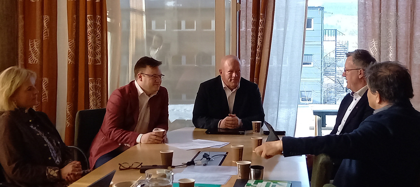 Både ordfører i Lillehammer, Ingunn Trosholmen (til venstre) og stortingsrepresentant Rune Støstad og prosjektleder for bærekraft og grønn omstilling ved HINN Jens Uwe Korten (til høyre) var tilstede under signeringen. (Foto: Gro Vasbotten/HINN)