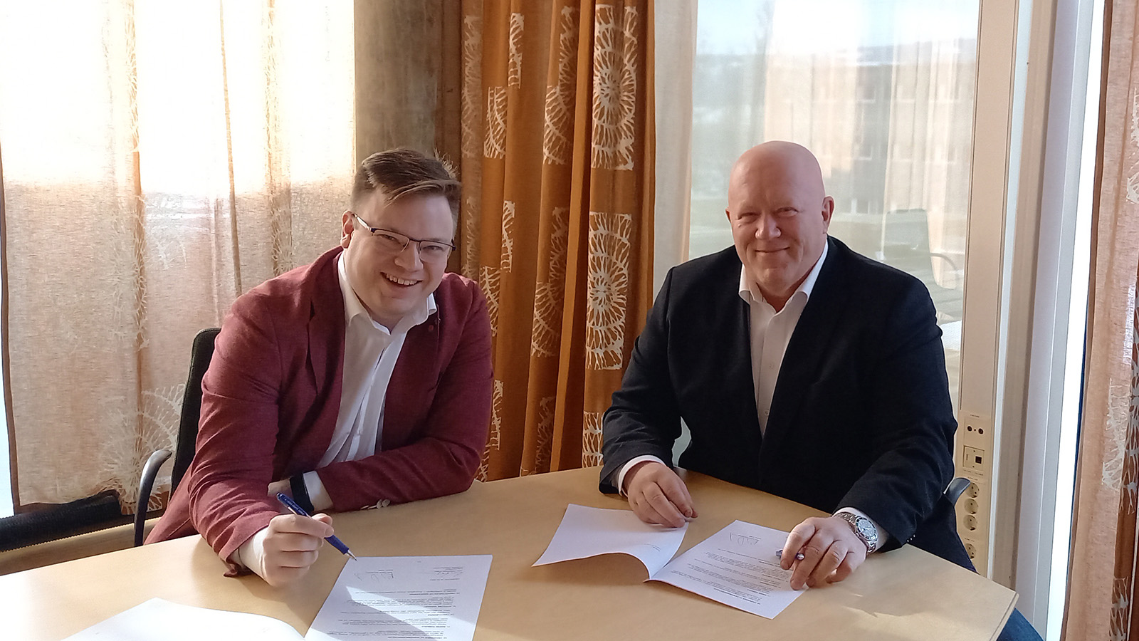 Fylkesordfører Even A. Hagen og rektor Peer Jacob Svenkerud signerte i dag samarbeidsavtalen med fylkeskommunen og høgskolen på Lillehammer. (Foto: Gro Vasbotten/HINN)