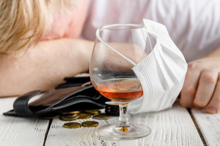Bilde av et glass med konjakk foran en som sover
