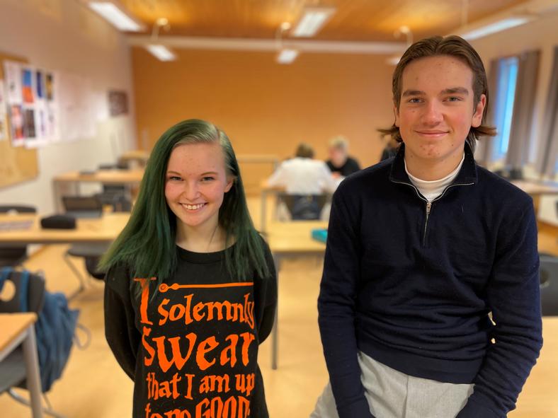 Portrett av to elever i et klasserom