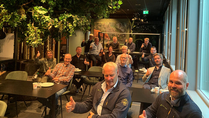 Mennesker samlet til møte om et fremtidig industrinettverk. 