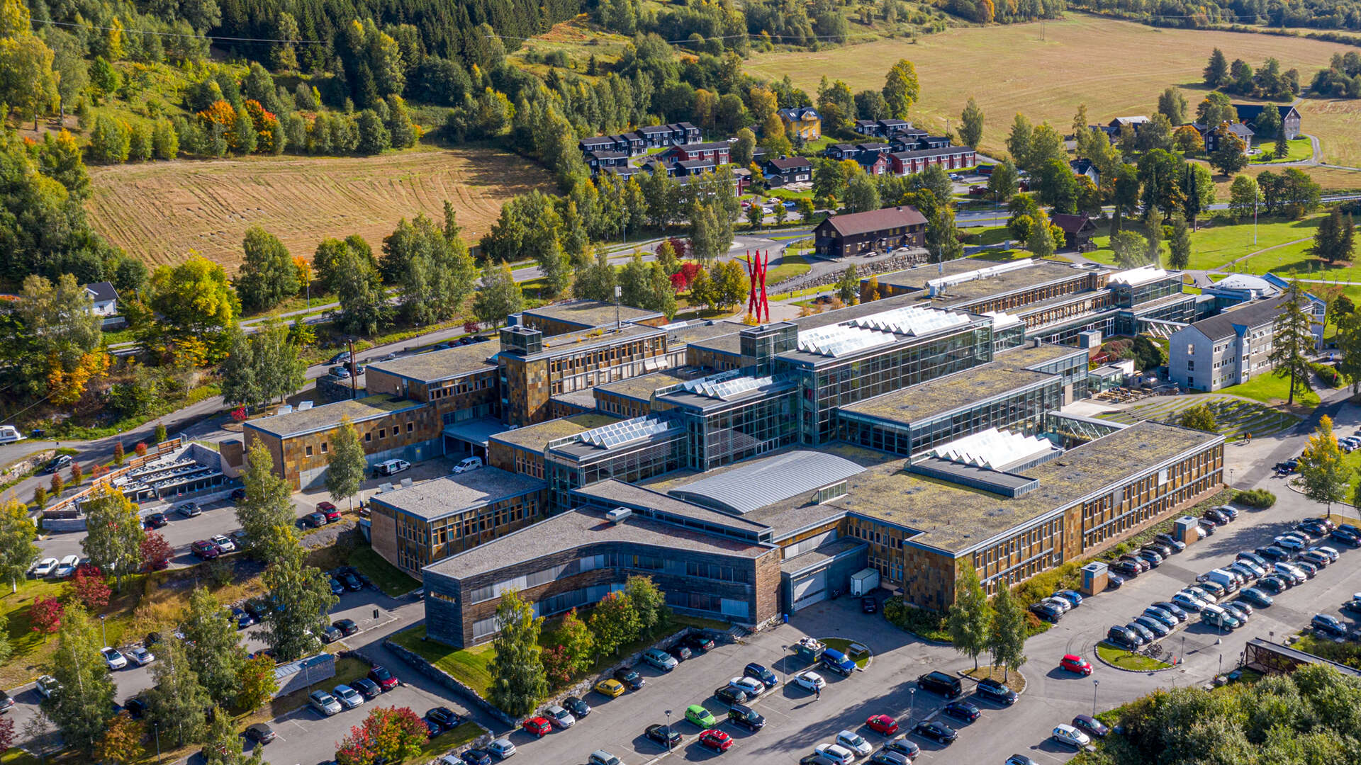 Dronefoto av campus Lillehammer
