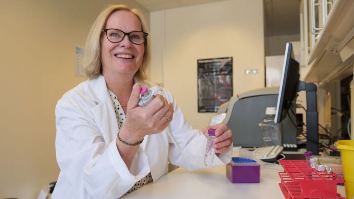 Portrettbilde av Elisabeth Kommisrud i en lab