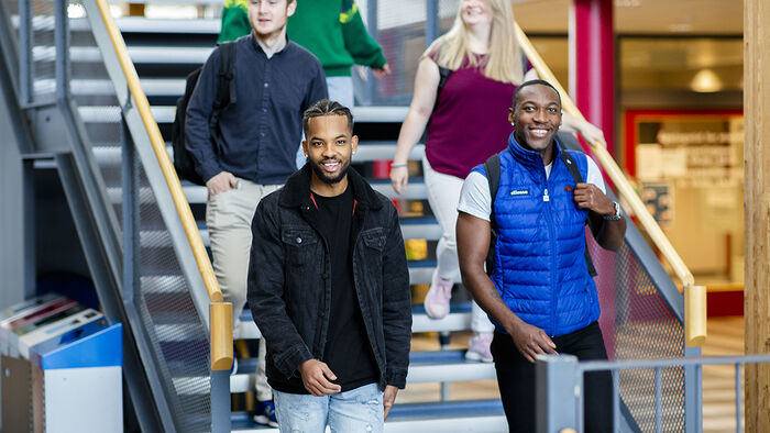 To mannlige studenter i en trapp. Foto : HINN. 