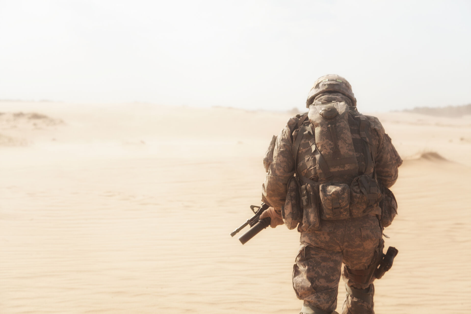 En soldat patruljerer i ørkenen