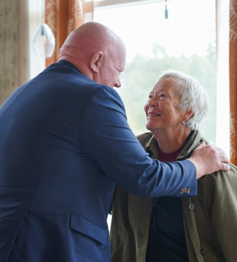 Svekerud og Skretting gratulerer hverandre. 
