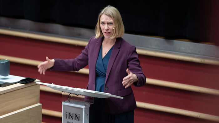 Anniken Huitfeldt på talerstolen i auditorium A på Lillehammer