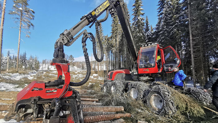 Bilde av skogsmaskin i skogen