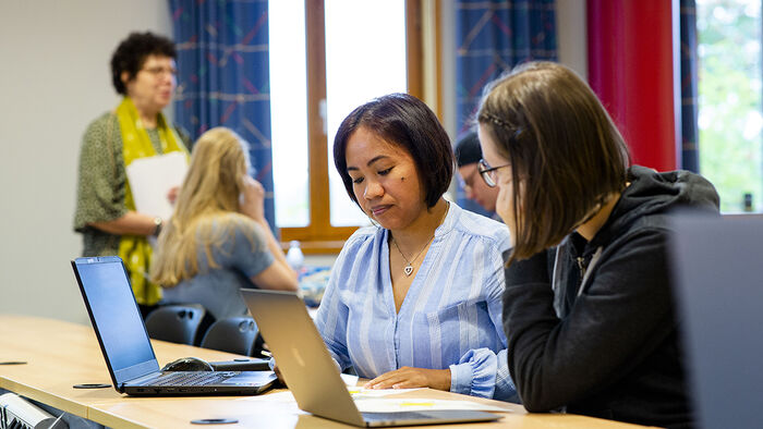 To kvinnelige studenter som jobber på en PC. 