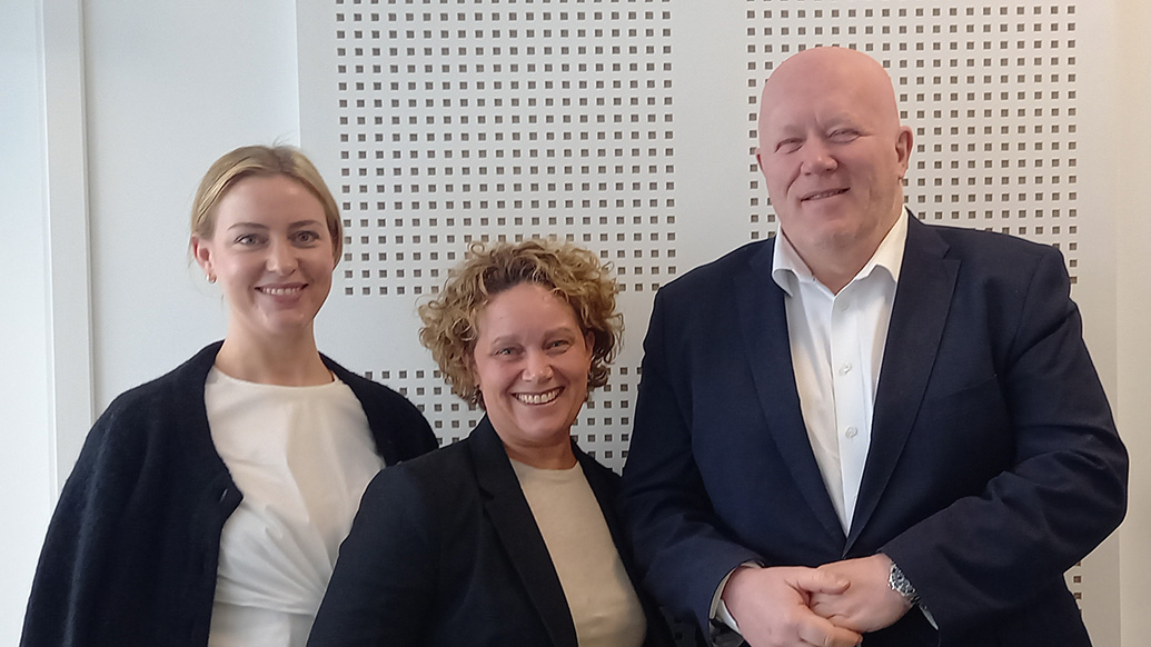 Fra venstre Marte Vikan Mykleby, Tonje Lauritzen og rektor Peer Jacob Svenkerud etter presentasjonen av Likestillingsredegjørelsen 2022.