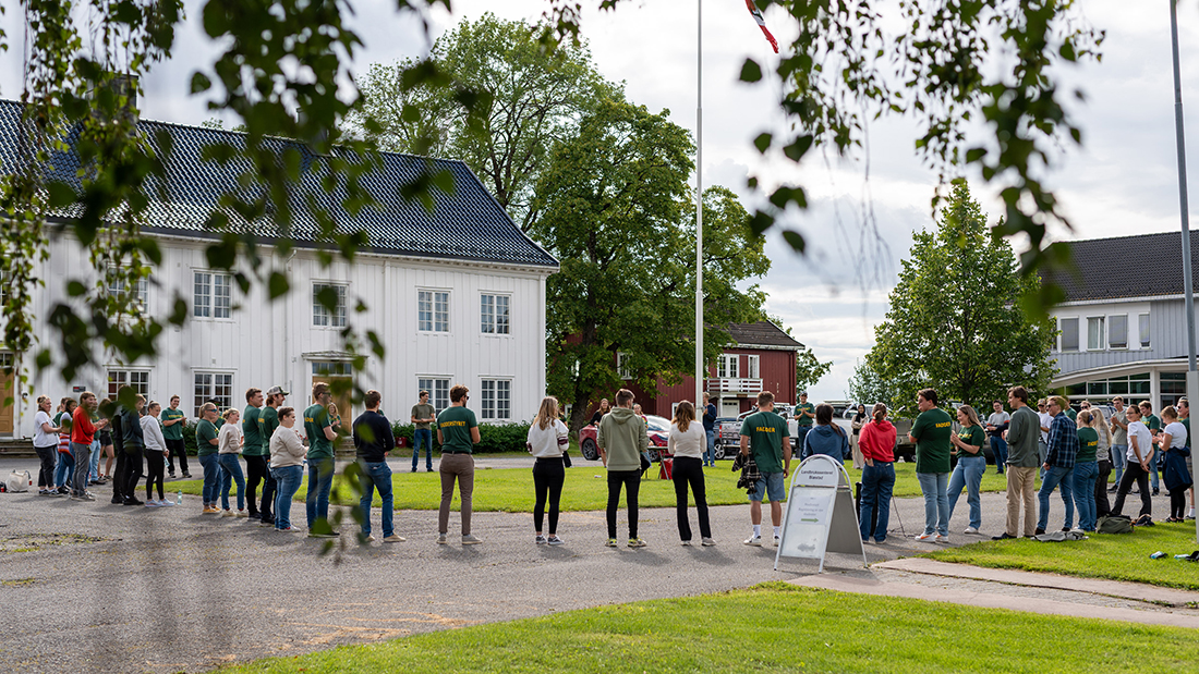 De nye studentene på Blæstad samlet utendørs. 