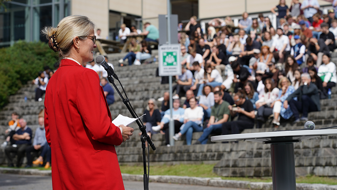 Prorektor utdanning Stine Grønvold som taler til studentene. 