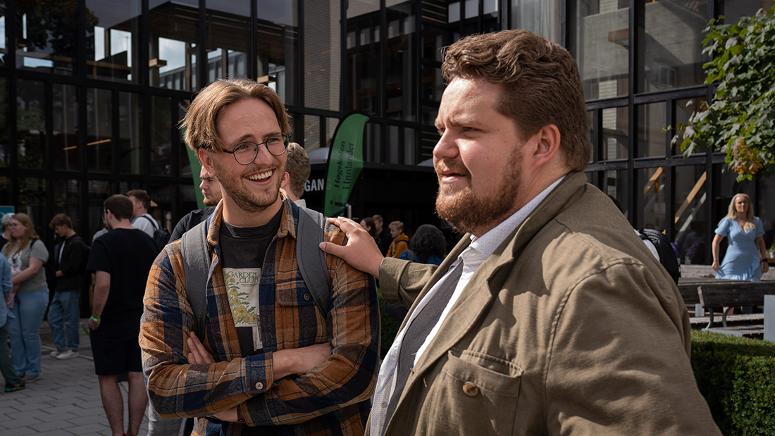 To smilende studenter utenfor campus Hamar. 
