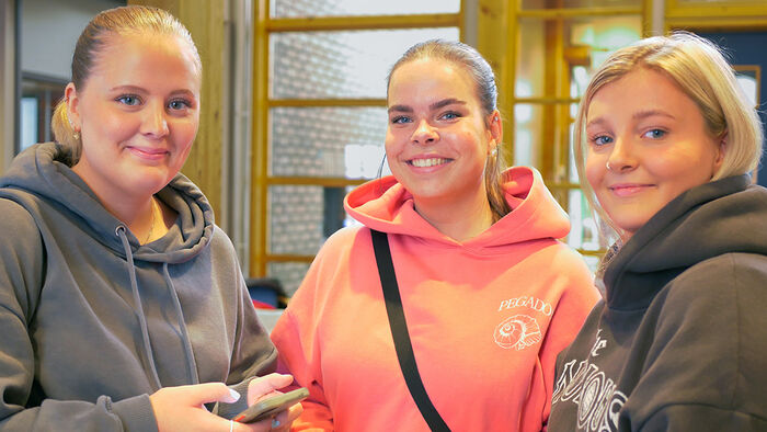 Tre blide jenter som har startet med studier på Rena. 