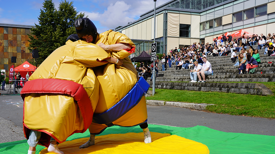 To mannlige studenter ikledd sumoutstyr under studiestart på Lillehammer. 