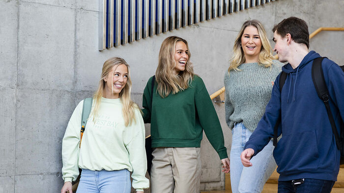 Studenter som prater sammen i en trapp. 