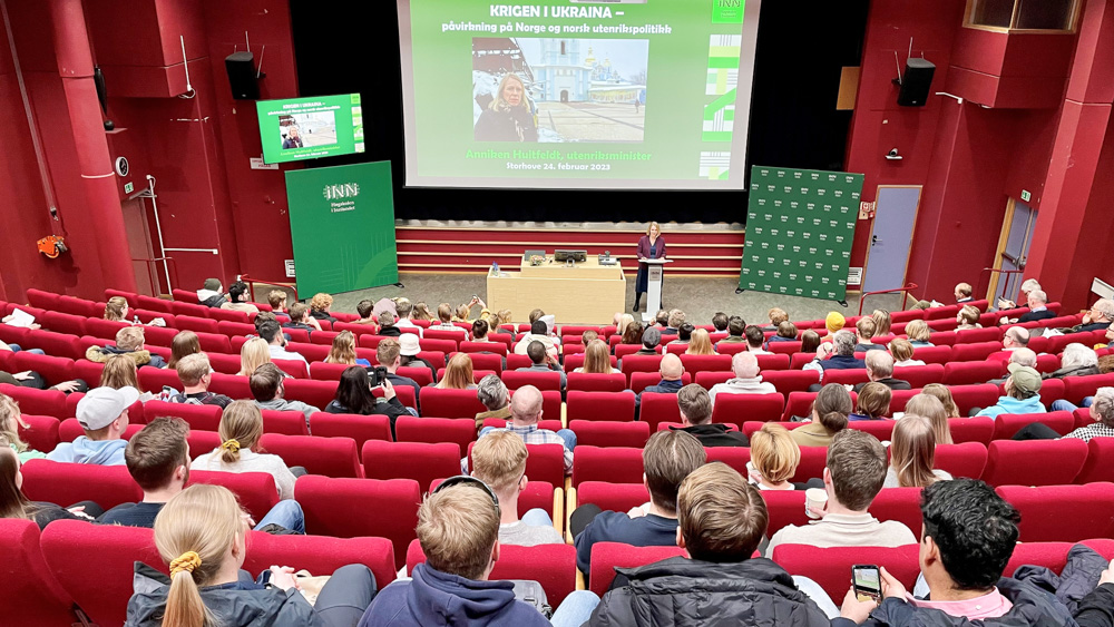 Tilhørere i et auditorium under foredrag med utenriksministeren