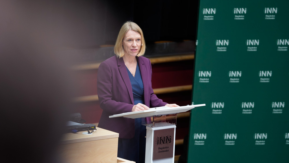 Builde av utenriksminister Anniken Huitfeldt på talerstolen på høgskolen i Lillehammer