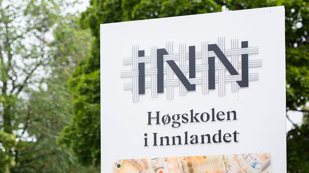 A sign with INN University's logo in Norwegian