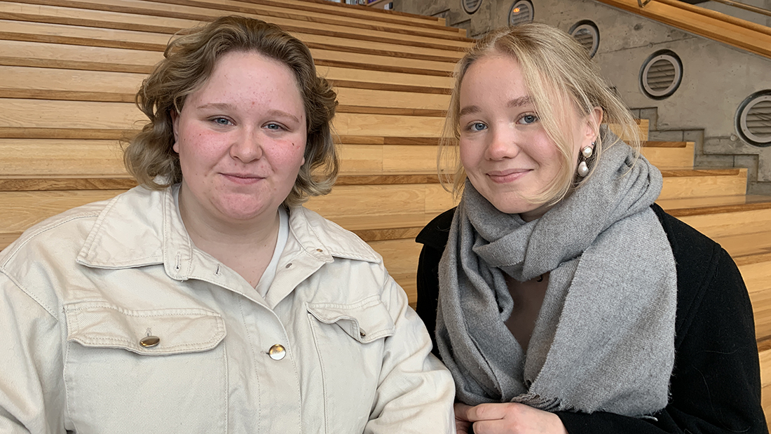 To studenter under Åpen Dag. 
