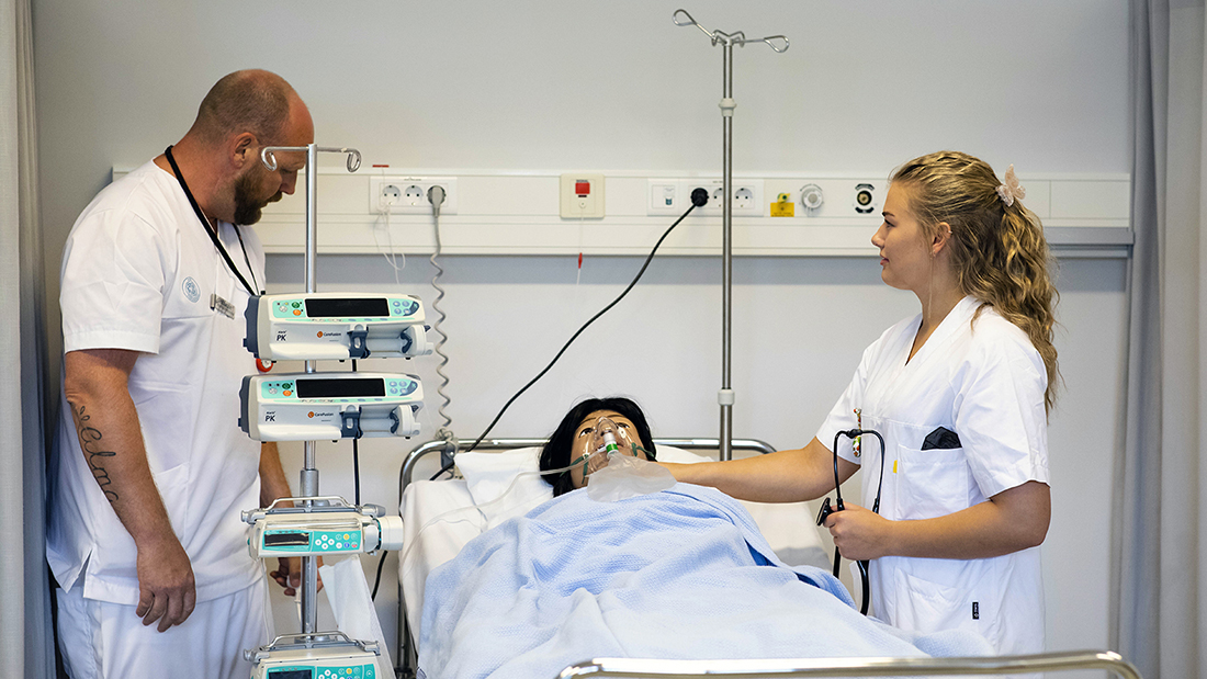 To sykepleiestudenter som jobber på en dukke. 