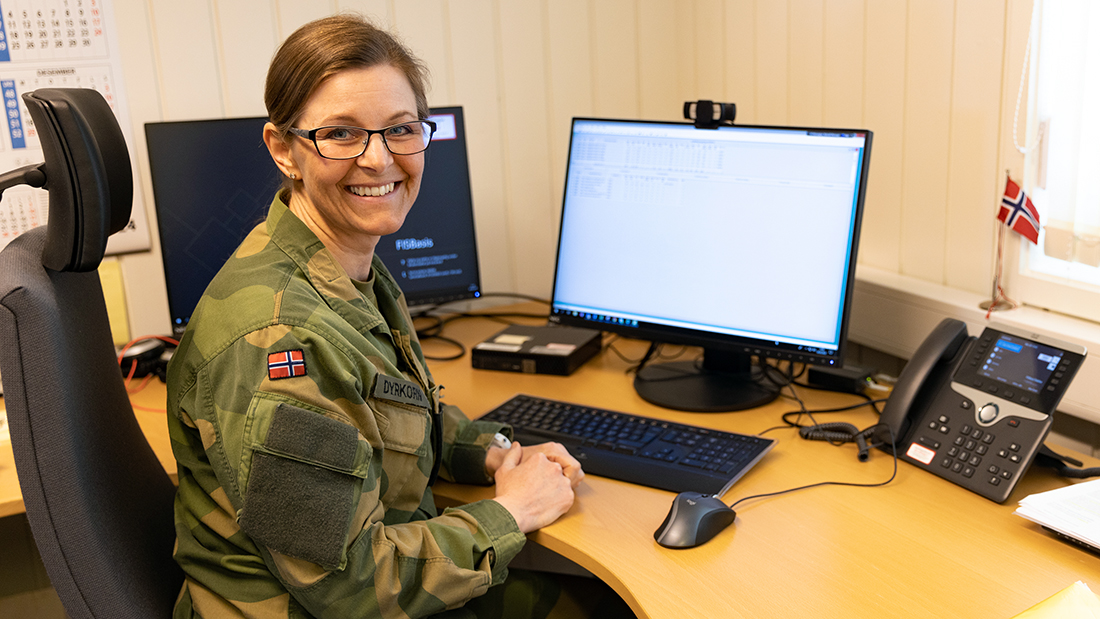 Kvinne som jobber på en PC på et kontor. 