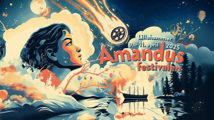 Amandusfestivalen banner 2025 medansikt kamera, båt og log med datoen