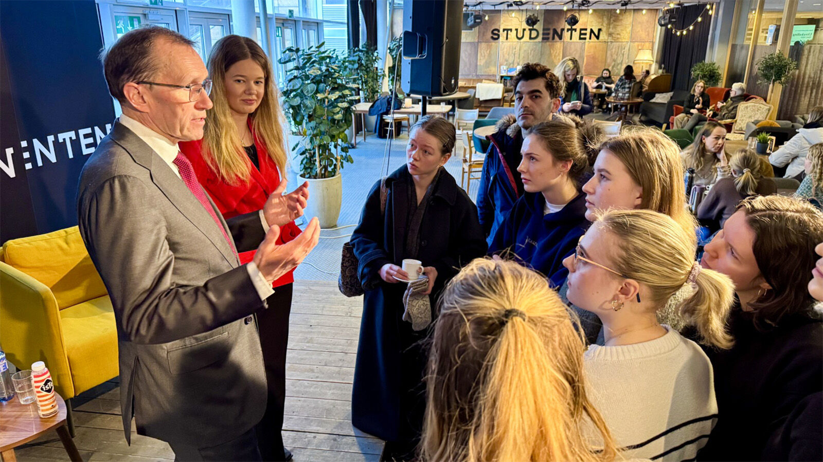 Espen Barth Eide i samtale med studenter sist han besøkte INN.