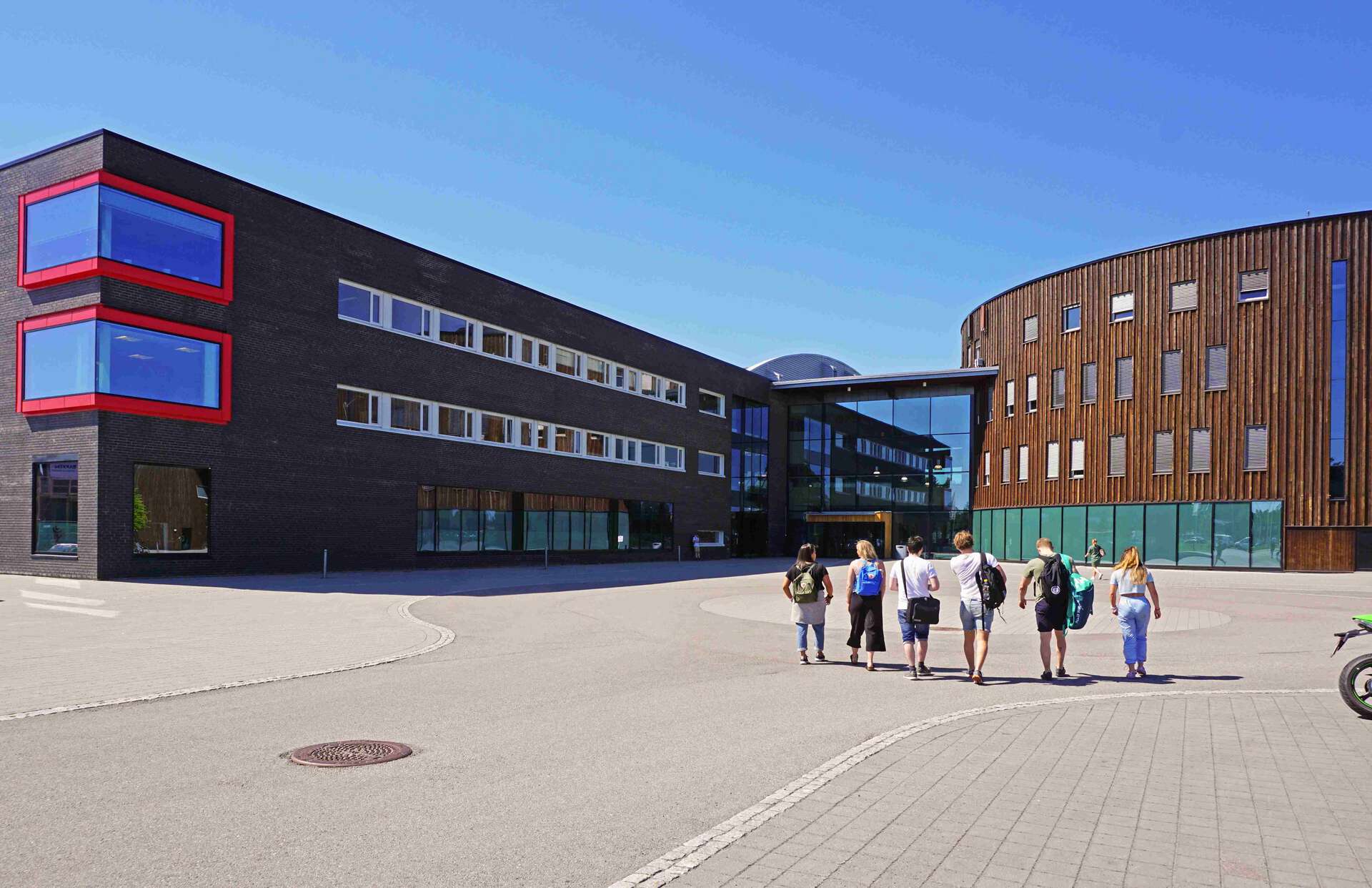Studenter på vei mot hovedinngangen ved Terningen arena